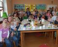 Bild: jr
Die Premiere für das Eltern-Café in der Städtischen Turnhalle am Montagnachmittag ist mehr als gelungen. Darüber freuten sich Organisatorin Bettina Frost (Zweite von links, stehend) und Pia Kürschner (Dritte von links, stehend) von der KoKi-Stelle.