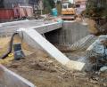 Bild: lgc
Seit Mitte des Jahres wird in Naslitz intensiv gebaut: Für fast eine halbe Million Euro entsteht eine neue Brücke über die Creußen, die bis Dezember fertiggestellt werden soll. Ihre Vorgängerin stammte aus den 1950er Jahren. Die Belastungen durch immer schwerer werdende landwirtschaftliche Maschinen machte ihr in den vergangenen Jahren jedoch zu schaffen.