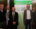 Bild: ch
BVV-Kreisobmann Josef Irlbacher, Geschäftsführer Josef Wittmann, Rechtsanwalt Anton Hess, sowie die Tennet-Projektleiter Lars Fischer und Stefan Opel (von links) informierten zum Planfeststellungsverfahren für den Ostbayernring.