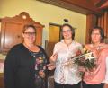 Bild: es
Frauenbundvorsitzende Sonja Schmid-Herdegen (links) und Kassiererin Monika Wittmann (rechts) bedanken sich bei Chefärztin Dr .Stephanie Kuchlbauer (Mitte) mit einem Blumenstrauß und einer Geldspende.