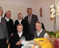 Bild: cs
An ihrem 90. Geburtstag nimmt Schwester Elvina Schmitt (sitzend, Mitte) Glückwünsche von Provinzoberin Gerda Friedel, Schwester Sigbalda Kormann Schwester Viktoria Schuirer, Zweitem Bürgermeister Herbert Lehner und Oberin Madlen Kolbrand entgegen.