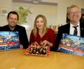Bild: Hirsch
Oberbürgermeister Andreas Feller, Konditormeisterin Sonja Pirzer und City-Manager Roland Kittel (von rechts) präsentieren Hülle und Inhalt des neuen Schwandorfer Adventskalenders.