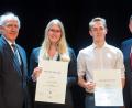 Bild: Handwerkskammer Oberfranken
Den Witron-Nachwuchstalenten Anja Piehler und Stefan Kick überreichen Franz Xaver Peteranderl (links), Präsident des Bayerischen Handwerkstags, und Georg Haber (rechts), Präsident der Handwerkskammer Niederbayern-Oberpfalz, die Urkunden als Landessieger.