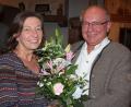 Bild: kro
Verleger Eckhard Bodner überreichte Angelika Schraml für ihr jahrelanges Engagement einen Blumenstrauß.