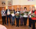 Bild: swo
Pfarrvikar Christian Preitschaft (links) und Chorleiterin Maria Birner (Fünfte von links) danken den langjährigen Chormitgliedern (von links) Josef Rumpler, Christine Kredler, Anna Götz, Martina Schöpf, Gunda Rumpler und Anna Flierl mit einer Urkunde und einem Blumengruß.