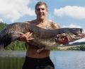 Bild: ge
Michael Wenkmann muss den Fisch wieder ins Wasser werfen: Beim Wettbewerb zum Dauerangeln hat es für den Sulzbach-Rosenberger nicht gereicht.