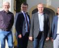 Bild: pko
Georg Keil (Zweiter von recht) übernimmt von Peter Hartl die Aufgaben des Geschäftsleiters im Neunburger Rathaus. Für die neue Herausforderung wünschten Bürgermeister Martin Birner und Personalratsvorsitzender Werner Schneeberger (links) alles Gute.