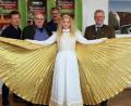 Bild: Hösamer
Elisabeth Weingärtner breitet als Christkind die Flügel über den Schwandorfer Weihnachtsmarkt aus. Die Organisatoren Gerhard Engl, Hans Jäger, Georg Duschinger und Oberbürgermeister Andreas Feller (hinten, von links) stellten im Rathaus das Programm vor.