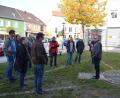Bild: bnr
Der markierte Platz um den Maibaum wird gepflastert. Damit wird eine Bestuhlung leichter möglich.