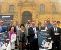 Bild: Stephan Huber
Gruppenbild mit Sponsoren und Protagonisten auf der künftigen Welttheater-Bühne (von links): Wolfgang Dersch, Kulturamtsleiter Reiner Volkert, Astrid Vosberg, Julia Kohl (Lüdecke), Ramona Grosser, Klaus Herdegen, Michael Cerny, Susanne Lettner (Baumann), Dieter Paintner, Georg Baumann, Thomas Retzer (VR-Bank), Cosima Frey (Kulturamt) und Pater Serpahin Broniowski.