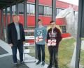 Bild: exb
Kassecker-Geschäftsführer Bernd Fürbringer mit den I-Pad-Gewinnern Alexander Neumann und Peter Stier (von links).