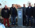 Bild: privat
Beim neuen Dorfladen in Schwarzenbach steht seit Dienstag eine Ladestation für Elektroautos. Bürgermeister Thorsten Hallmann (Dritter von rechts) nimmt sie offiziell in Betrieb. Noch ist das Tanken dort kostenlos.