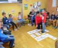 Bild: fz
Eva Maria Zimmerer und die Giraffe steuern Schüler Fabian durch das Rollenspiel.