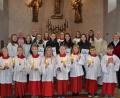 Bild: gi
Acht Ministranten, sechs Mädchen und fünf Buben, werden in die Schar der Ministranten aufgenommen. Dazu gratuliert ihnen Pfarrer Josef Most, Diakon Herbert Sturm und PGR-Sprecherin Elisabeth Völkl. Vier Ministrantinnen werden aus ihren Dienst verabschiedet. Ihnen gilt großer Dank.
