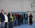 Bild: cs
„Wir haben immer ein Interesse, dass Bildungseinrichtungen gut ausgebaut sind“, versichert SPD-Kreistagsfraktionsvorsitzender Winfried Franz (Dritter von rechts) beim Besuch der Realschule Auerbach. Davon überzeugen sich er und seine Kollegen in der sanierten Turnhalle. Schulleiterin Schwester Lioba Endres gibt ihnen einen Wunsch mit: „Wir möchten auch ganz bald an das schnelle Netz angeschlossen werden.“