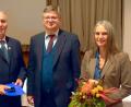 Bild: gac
Für 30 Jahre ehrenamtliches Engagement beim Diakonischen Werk zeichnete Dekan Karlhermann Schötz (Mitte) den Sulzbach-Rosenberger Walter Schlenk (links) mit dem Kronenkreuz in Gold aus. Die Schwandorferin Kirsten Kisslinger erhielt das silberne Kronenkreuz für 15 Jahre Ehrenamt.