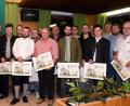 Bild: bgm
Kommissarischer Vorsitzender Wolfgang Holhlmeier (von links), Ausbildungsleiter Hans Trottmann und Regierungsbezirksvorsitzender Alexander Flierl (Vierter von links) gratulierten 20 neuen Jägern zur erfolgreichen Ausbildung.