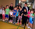 Bild: agr
Gemeinsam mit den Kinder durchschnitten Architekt Michael Steidl, Rektorin Sabine Bauer und Bürgermeister Martin Birner das Band.