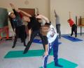 Bild: cr
Der Elternbeirat der Mittelschule macht es möglich: Für das Geld kauft die Schule Yogamatten und Spiele zur Förderung der sozialen Kompetenz. Rektorin Gabriela Reitinger-Maier und Mitglieder des Elternbeirats probierten die Sportmatten gleich aus.