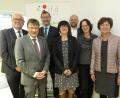 Bild: Hirsch
An der Einweihungsfeier nahmen Pfarrer Hans Amann, Direktor Michael Eibl, der Leiter des Inklusionsamtes, Wolfgang Eberl, die Leiterin des IFD Oberpfalz, Marina Sobe, die Mitarbeiter Matthias Frieser und Claudia Jung sowie zweite Bürgermeisterin Ulrike Roidl (von links) teil.