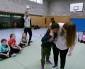 Bild: rn
Selbstbewusstsein, Selbstwertgefühl und Selbstbehauptung fördern: Das ist das Anliegen von Andreas Fachtan in seinen Kursen an der Markus-Gottwalt-Schule. Er lehrt die Schüler aber auch, wie sie sich gegenüber einem körperlich Überlegenen wehren können.