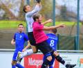 Bild: schrems
Der Münchberger Keeper Mario Möschwitzer packt hier vor dem Tirschenreuther Alexander Wölfl (rechts) zu. Der FC verlor die Heimpartie mit 1:2. Jetzt geht es für die Kreisstädter zum Tabellenführer nach Selb – alles andere als eine leichte Aufgabe.