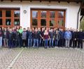 Bild: egl
Die Teilnehmer mit den Ausbildern beim Funklehrgang am Gerätehaus der Feuerwehr Freudenberg-Wutschdorf