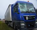 Bild: dob
Mit der rechten Fahrerseite rammt der LKW-Fahrer eine Autobahn-Hinweistafel und kommt erst 50 Meter weiter auf der Standspur zum Stehen.
