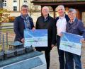 Bild: Thomas Dobler
Johannes Wiemann (Zweiter von rechts) und Künstler Matthias Ose (links daneben) stellten einen neuen Adventskalender vor, der besonders für Neunburger interessant ist. Die ersten Exemplare sahen Bürgermeister Martin Birner (links) und Heimatpfleger Theo Männer (rechts).