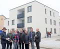 Bild: Gabi Schönberger
Freude über die zweite barrierefreie Wohnanlage des Landkreissiedlungswerks in Altenstadt: (von links) Vorstandsvorsitzender Simon Wittmann, Leitender Baudirektor Manfred Ahles, die Architekten Alexandra Hagl und Axel Weidner, Aufsichtsratschef Gerd Werner, Pfarrer Ulrich Gruber, Vorstand Georg Heigl, Bürgermeister Ernst Schicketanz und Pfarrer Markus Nees.