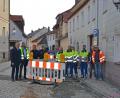 Bild: pjss
Bei der Sanierung der Ringstraße wurde die Wasserleitung bereits erneuert. Aktuell werden die Hausanschlüsse erstellt und das Pflaster erneuert. Bürgermeister Franz Stahl (links) stellte bei der Baustellenbesichtigung heraus, dass durch die Maßnahmen keine Kosten für die Anlieger entstehen.