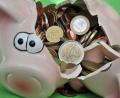 Bild: Peter Kneffel/dpa
So ein Sparschwein will auch mal geschlachtet werden, um sich kleine Wünsche zu erfüllen.