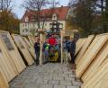 Bild: ubb
Die Buden für den Weihnachtsmarkt im Fischhofpark Tirschenreuth stehen schon: Organistor und Lions-Präsident Franz Göhl (rechts) freut sich, dass sein bewährtes Aufbauteam auch in diesem Jahr wieder beisammen ist und beste Arbeit leistet.