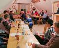 Bild: bsc
Über eine breite Unterstützung seitens der Vereine freut sich Bürgermeister Gottfried Härtl (rechts stehend) bei der Kartellversammlung der Gemeinde Friedenfels im Schützenheim Frauenreuth. 21 Vereine haben Vertreter und Abordnungen entsandt und zeigen sich für anstehende gesellschaftliche Aufgaben offen.