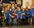 Bild: gi
Die jungen Schützen aus Frankenreuth freuten sich über den Gewinn der Gautrophäe. Dazu gratulieren Gaujugendleiter Valentin Kellner, Bezirksschützenmeister Harald Frischholz, Bürgermeister Hermann Ach, Gauschützenmeister Stefan Brandmiller, (hinten von links), Bezirksjugendleiterin Monika Meier-Lechner und die Ehrengäste.