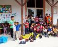 Bild: prh
Auch heuer sind Erna Hauer und ihre Begleiter wieder für die "Rumänienhilfe" der Katholischen Kirchenstiftung im Karpatenland, um zu helfen und Spenden zu verteilen. Die Kinder im Kinderheim freuten sich über neue Schuhe und eine Tafel Schokolade, denn die kann sich kaum jemand leisten.