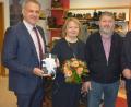 Bild: jr
Glückwünsche zum 70-jährigen Bestehen des Schuhhauses Mörtl überbrachten Bürgermeister Roland Grillmeier (links) und Gewerbefördervereins-Vorsitzender Stefan Grillmeier (rechts). Darüber freuten sich Geschäftsführerin Christine Mörtl-Wurdack und Ehemann Josef Wurdack.