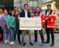 Bild: exb
Die Übergabe eines symbolischen Schecks über 1800 Euro und des Defibrillator fand am Pfalzgrafencenter statt. Auf dm Bild die BRK-Vertreter Stefan Dirnberger und Maximilian Lang, Michael Winderl junior (von rechts) sowie die Filialleiter der Geschäfte.