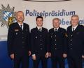 Bild: bey
Leitender Polizeidirektor Thomas Schöniger (links) und Polizeipräsident Gerold Mahlmeister (rechts) stellen sich zum Erinnerungsfoto mit dem neuen Leiter der Grenzpolizeiinspektion Waidhaus, Polizeihauptkommissar Gerhard Lutzenberger (2. von links) und seinem Vorgänger, Erster Polizeihauptkommissar Siegfried Meckl (2. von rechts).