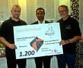 Bild: R. Kreuzer
Mit 1200 Euro hilft die Kolpingsfamilie um Vorsitzenden Roland Hoffmann (links) und Kassier Willibald Fuchs (rechts), die Überschwemmungsfolgen in Indien, der Heimat von Pater Saji, zu lindern.