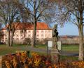 Bild: do
Helle Leuchten werden künftig die „Finsternis“ an der südlichen Klosterzufahrt beenden. Geplant sind zwischen dem „Nepomuk“ und dem Klosterhof vier Straßenleuchten.