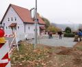 Bild: bkr
Es ging alles viel schneller als gedacht: Innerhalb von vier Tagen schafft die Wehr einen befestigten Parkplatz mit Rasengittersteinen gegenüber dem Feuerwehrgerätehaus, dessen Putz an der Wetterseite saniert werden muss.
