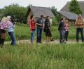 Bild: jrh
Studenten aus Amberg und Pilsen verschaffen sich mit Stefan Wolters (Vieter on rechts) einen Überblick über den Drehort Geschichtspark Bärnau.