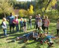 Bild: bas
Sichtlich Spaß macht es den Kindern und Pfarrer Moses Gudapati, die Apfelmännchen zu legen.