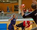 Bild: gud
Ein Duell der Generationen: Jannik Uschold (rotes Trikot) vom HV Oberviechtach, einer der jüngsten Spieler der Bezirksliga Ost und Gerhard Schindler, sicherlich der älteste Spieler der Liga. Der Handballer von der Regensburger Turnerschaft feierte jüngst seinen 60. Geburtstag.