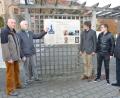 Bild: dob
An der Pergola auf dem Kirchplatz ist eine Nepomuk-Tafel angebracht. Martin Koppmann, Rainer Christoph, Uli Münchmeier, Christoph Maier und Peter Staniczek (von links) stellen sie der Öffentlichkeit vor.