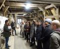 Bild: wd
Stefan Landgraf erklärt den Mitgliedern des SPD-Ortsvereins Stadtmitte, der SPD-Stadtratsfraktion und einigen weiteren Bürgern die Besonderheiten des 33 Meter langen, 17,3 Meter breiten und 13,1 Meter hohen Dachstuhls des Alten Rathauses. Die Gesamtsanierung des Hauses ist auf 1,5 Millionen Euro veranschlagt.