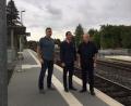 Bild: exb
Den Lärmschutz an der Bahnstrecke Hof-Regensburg im Blick haben Bundestagsabgeordneter Albert Rupprecht, Pechbrunns Bürgermeister Ernst Neumann und 2. Bürgermeister Josef Hollmann (von links), hier bei einem Ortstermin auf dem Pechbrunner Bahnhof.