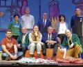 Bild: pjss
Bürgermeister Franz Stahl (sitzend, Zweiter von rechts) freut sich mit den Vertretern der AOK und dem Ensemble über die gelungenen Vorstellungen.