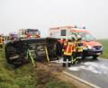Bild: jma
Die Helfer der Feuerwehren müssen das Auto absichern, damit es nicht erneut umkippen kann. In dem Wagen war ein junger Mann eingeklemmt.